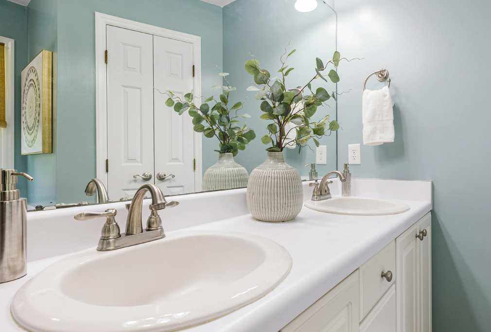 9 Small Bathroom Organization Ideas That Actually Work