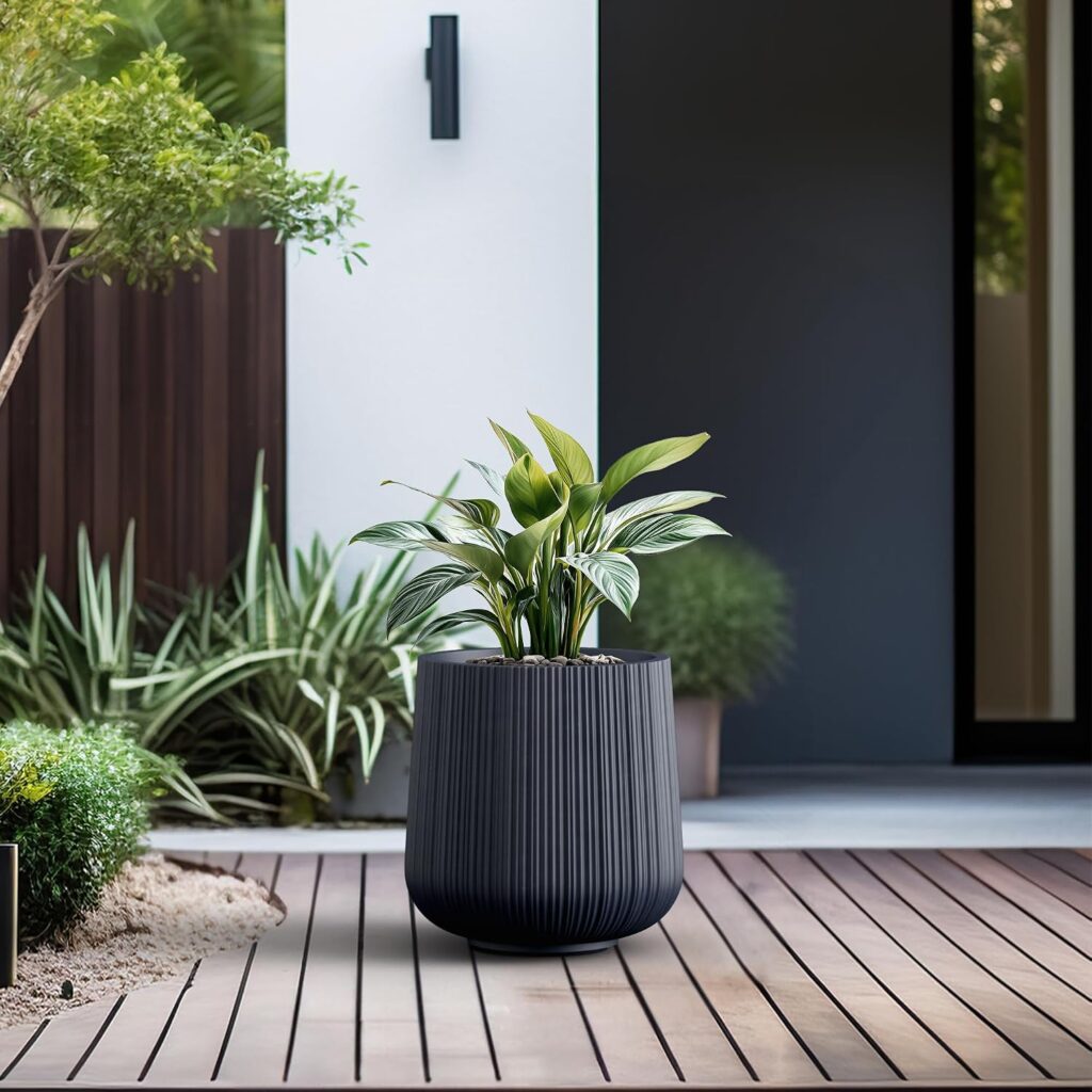 Kante small round charcoal concrete planter for staircase step or landing