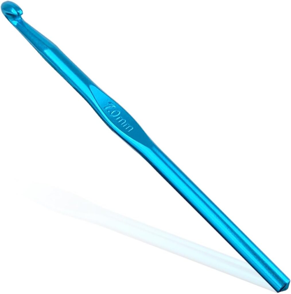 Blue ergonomic crochet hook 7mm for t-shirt yarn baguette bag